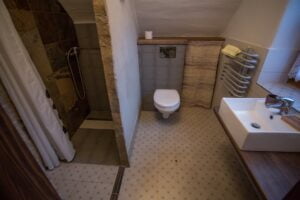 Pokój z drzewem - łazienka