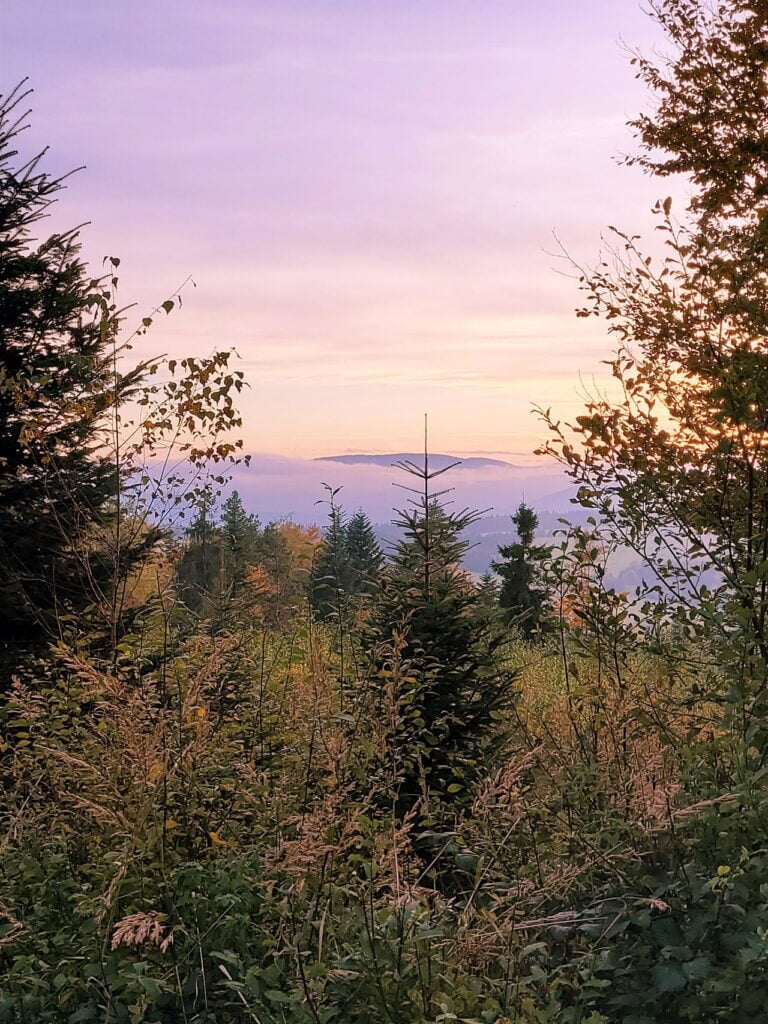 Beskid Niski na tle zachodzącego słońca